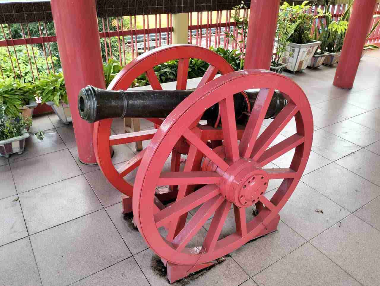 A cannon from the colonial Dutch period.