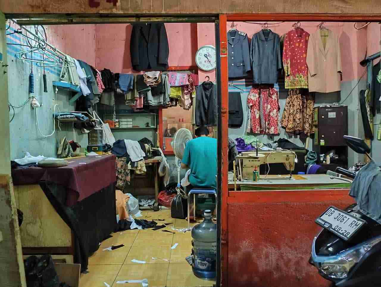 The textile market in Manado's Presiden Building.